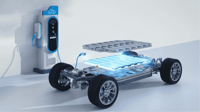 Technische Darstellung einer BEV Skateboard-Plattform mit Batteriepaket im Fahrzeugboden und Elektromotoren.