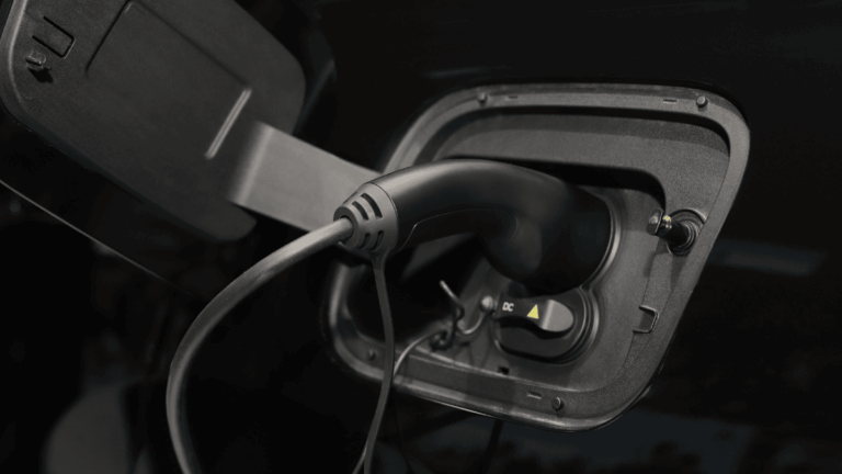 Vergleich der Antriebsarten BEV, PHEV und Wasserstoff an einer Ladesäule in Norddeich