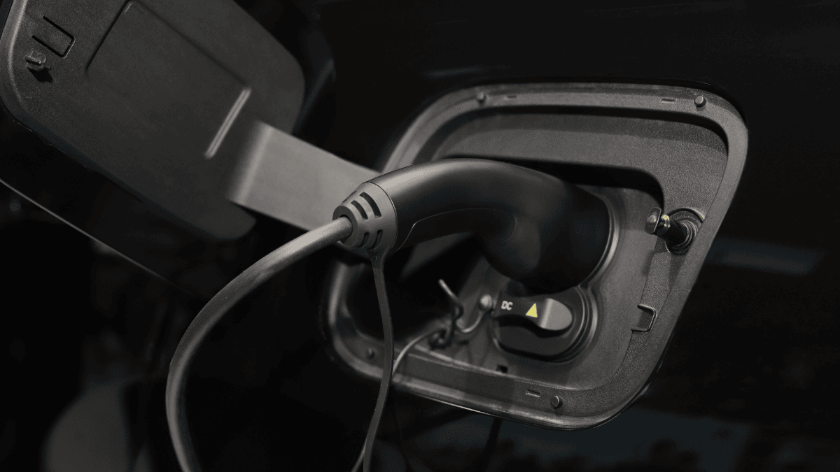 Vergleich der Antriebsarten BEV, PHEV und Wasserstoff an einer Ladesäule in Norddeich