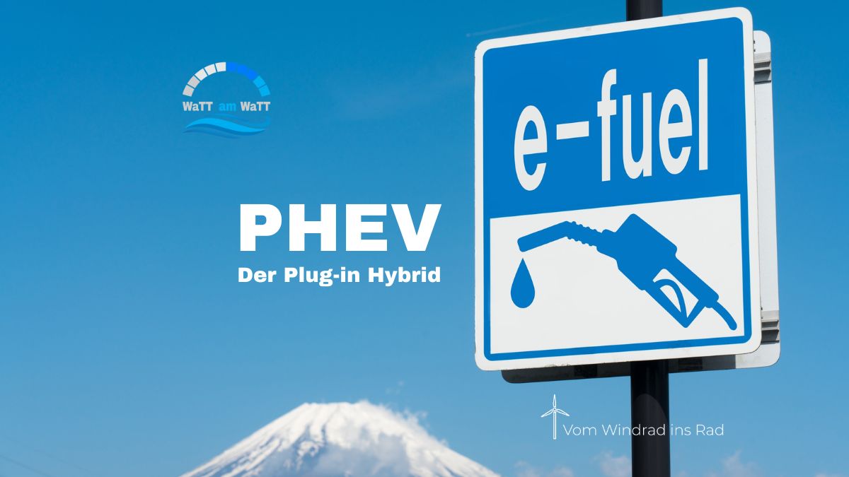 Ein blaues e-fuel Hinweisschild mit Zapfsäulen-Symbol vor strahlend blauem Himmel und einem schneebedeckten Berg im Hintergrund.