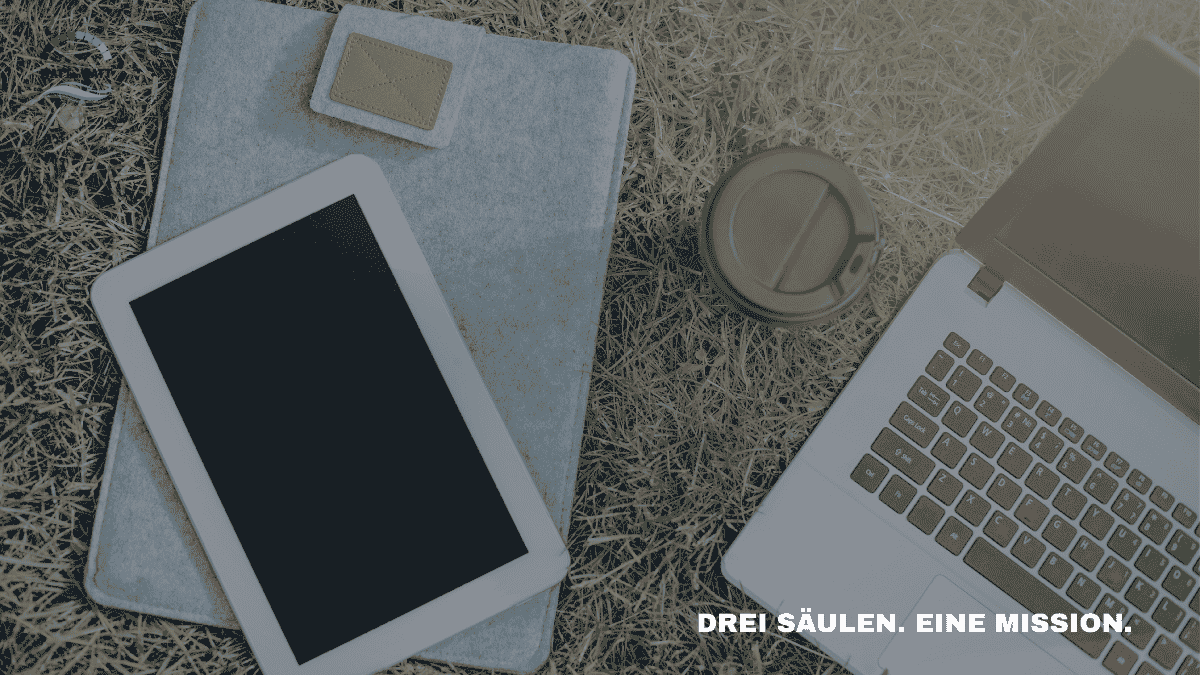 Laptop, Tablet und Kaffee im Freien als Symbol für die drei Säulen der WaTTamWaTT Allianz: Hardware, Energie und Genuss.