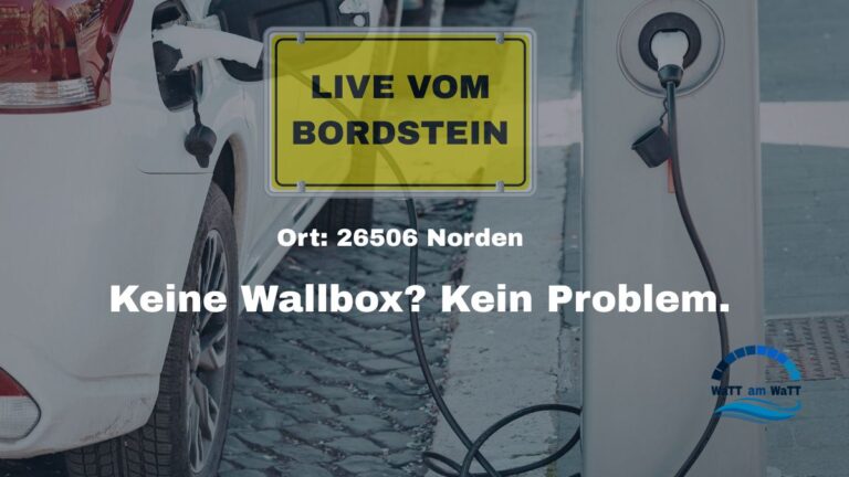Elektroauto parkt und lädt an einer öffentlichen Ladesäule am Bordstein in einem Wohngebiet in Norden.