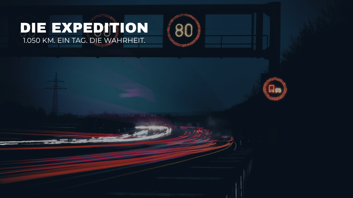 Langzeitbelichtung einer nächtlichen Autobahn als Symbol für die 1.050 km Expedition und den 800V-Härtetest im WaTTamWaTT Tech Lab.