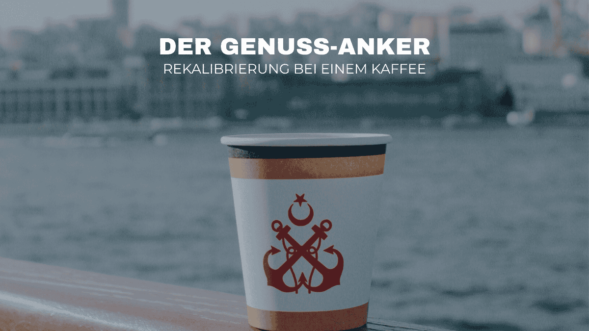 Kaffeebecher mit Anker-Symbol vor Hafenkulisse als Symbol für den Genuss-Anker und die mobile V2L-Kaffeebar im WaTTamWaTT Tech Lab.